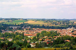 Jolie Village réputé pour sa ferla de Pentecôte & Son festival Latino fin juillet